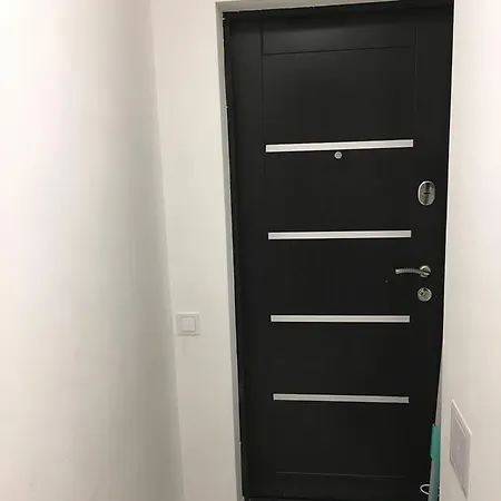 On Pishonivs'ka Apartment
